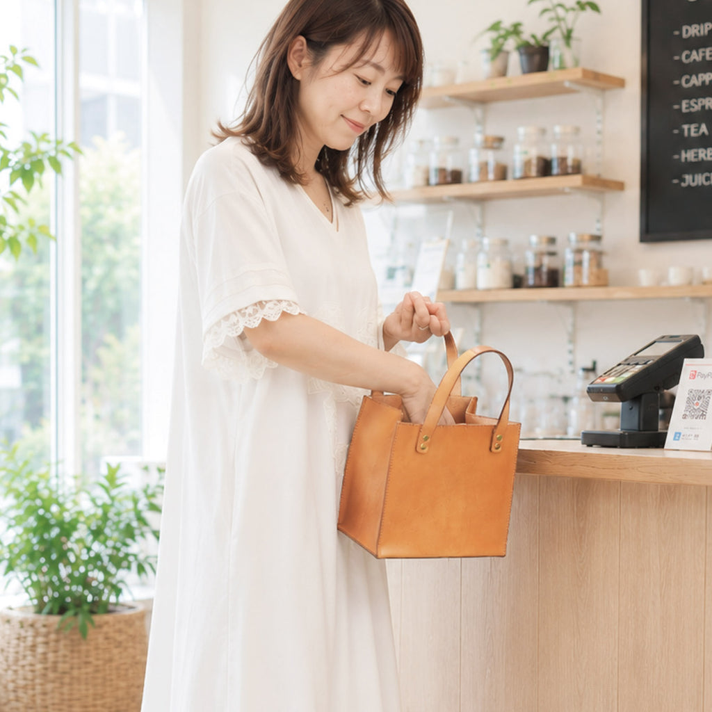 Boxy bag with a wide opening