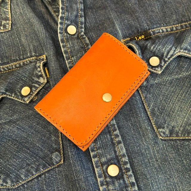 Box-shaped coin case that opens wide for easy access