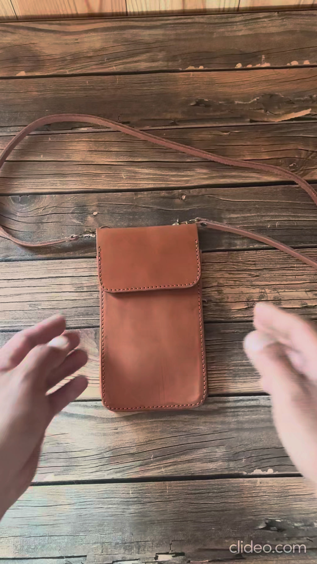 手放せなくなるショルダースマホポーチ